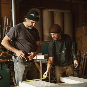 Découvrez les secrets des relations humaines dans l'entreprise avec Le Temps des Cigales, l'ébénisterie artisanale québécoise fondée en 2000 par un passionné du bois et de la cuisine.