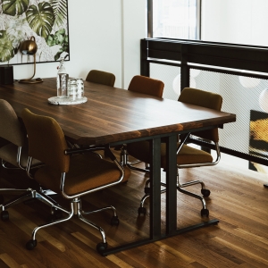 Découvrez nos tables de conférence en noyer, fabriquées avec passion par l'ébénisterie artisanale québécoise Le Temps des Cigales depuis 2000.