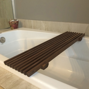 Le Temps des Cigales, ébénisterie artisanale québécoise, vous propose un pont de bain en noyer et d'autres pièces uniques en bois pour votre maison.