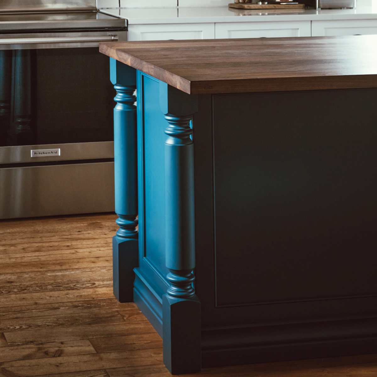 Explorez le savoir-faire de l'ébénisterie québécoise avec Le Temps des Cigales, créateur de mobilier en bois depuis 2000.