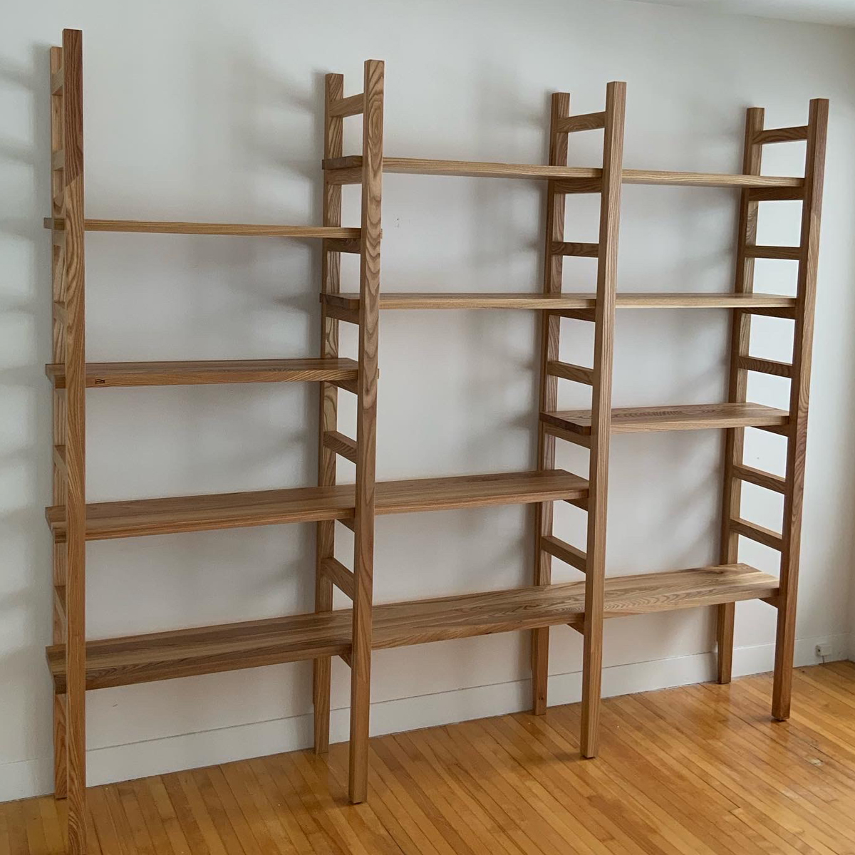 Étagère bibliothèque type échelle en frêne