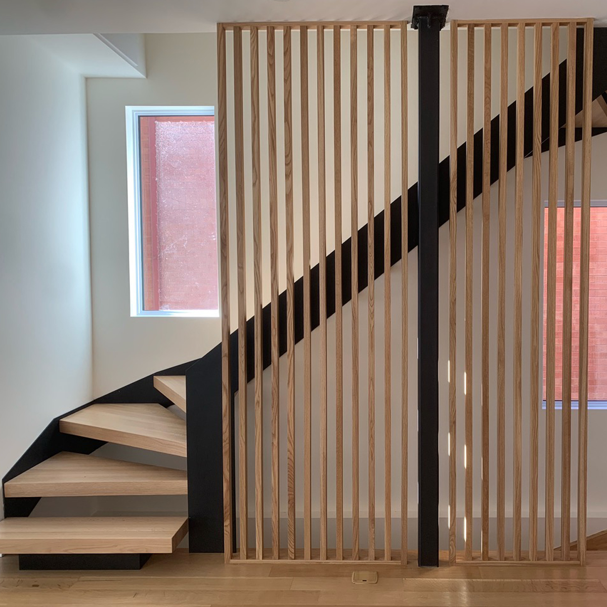 Escalier sur mesure avec garde-corps claustra en chêne