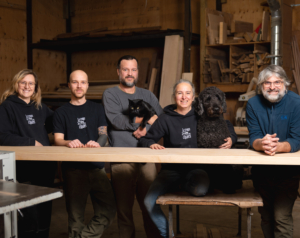 L'équipe de l'entreprise d'ébénisterie Le Temps des Cigales des passionnés du bois et de la cuisine
