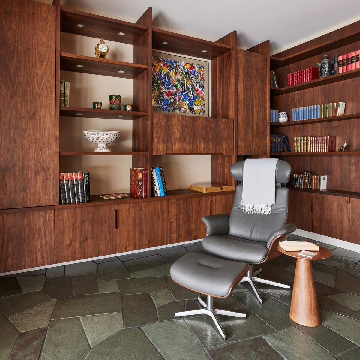 Bibliothèque sur mesure en noyer