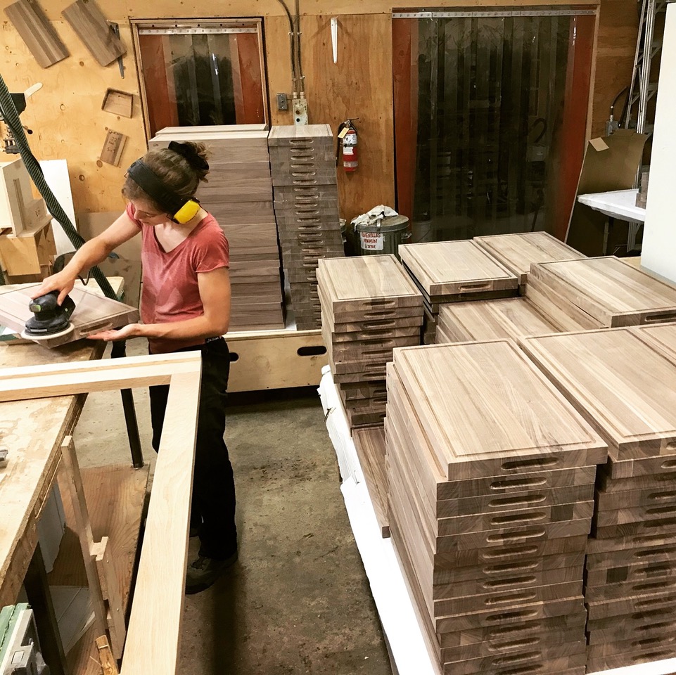 Travail sur des planches. en noyer