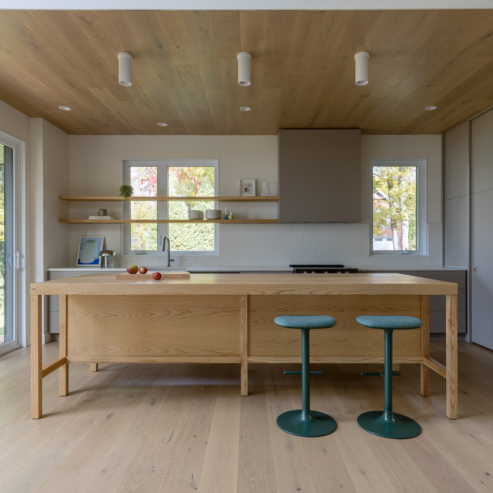 Cuisine minimaliste, îlot et tablettes en frêne