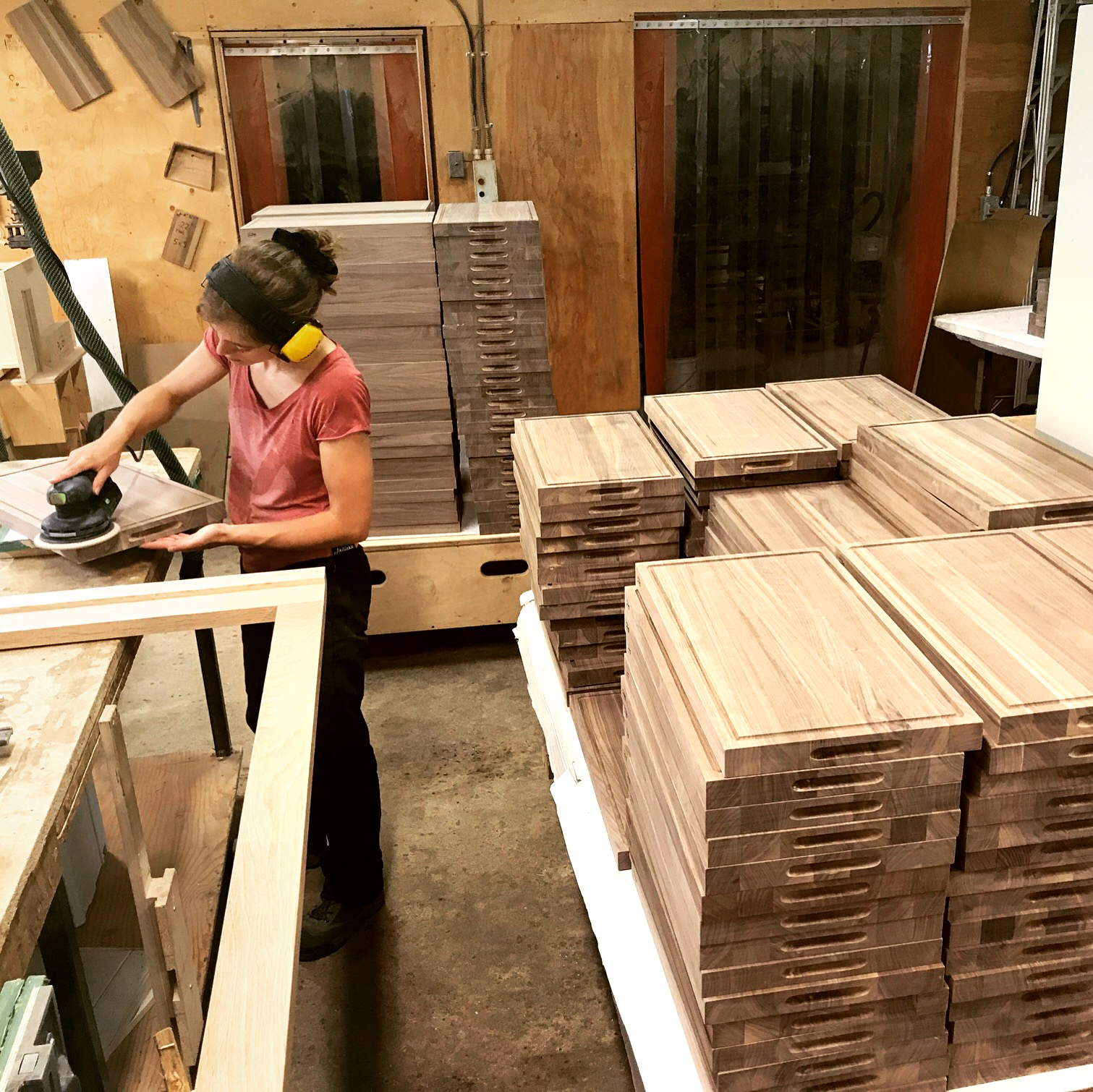Travail sur des planches en noyer